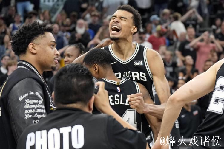 文班甘为球队铺路!马刺全员发力击败雷霆 展现顶尖强队实力 文班甘为球队铺路!马刺全员发力击败雷霆 展现顶尖强队实力